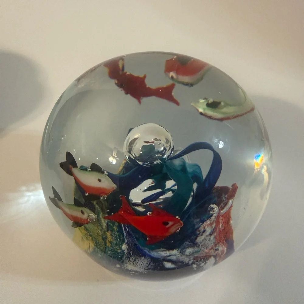 ART GLASS FISH AQUARIUM GLASS PAPER WEIGHT Pre-Owned 3 1/2 Inches High